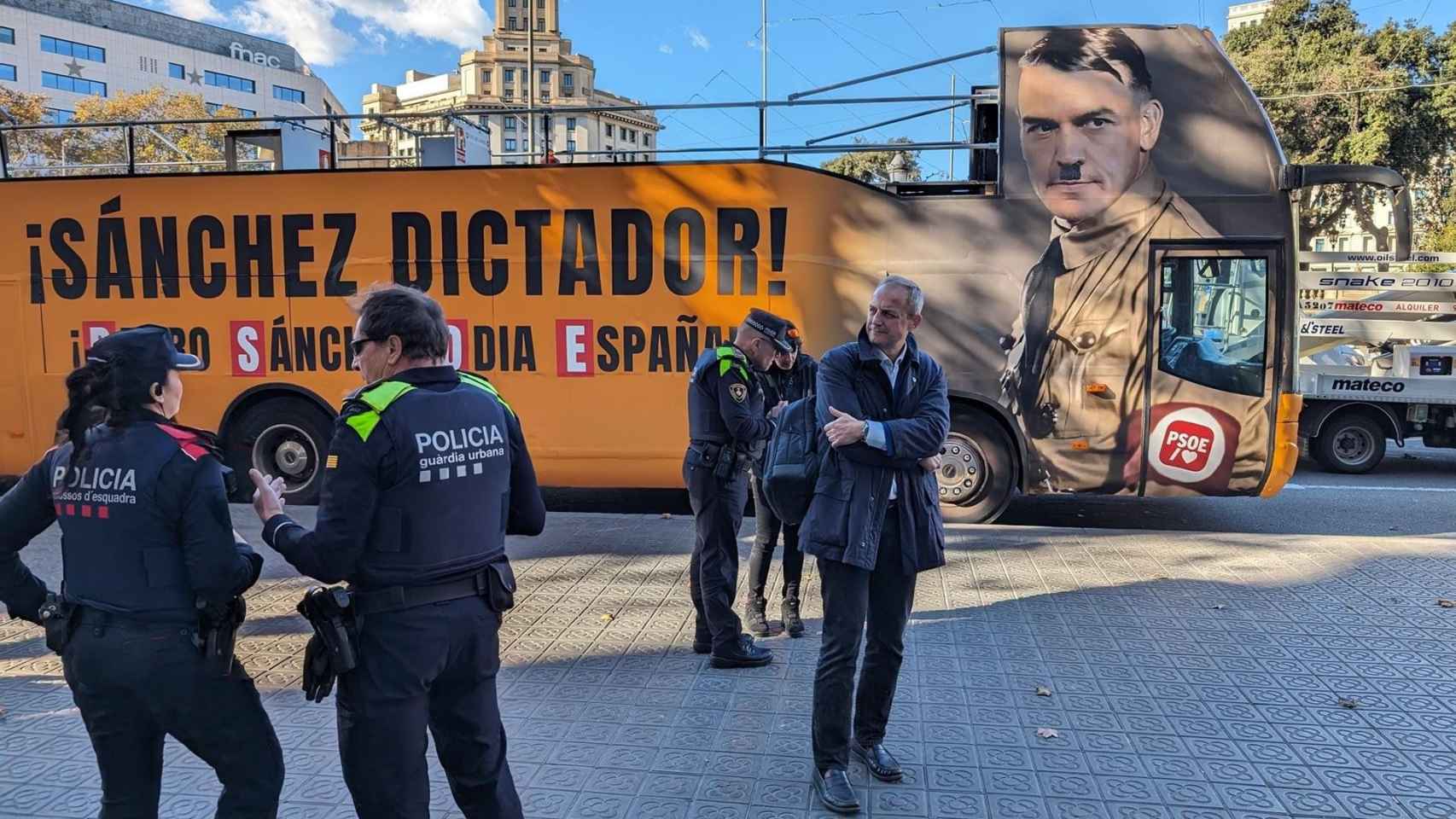 Imagen del autobús de Barcelona que circula con Pedro Sánchez vestido como Hitler