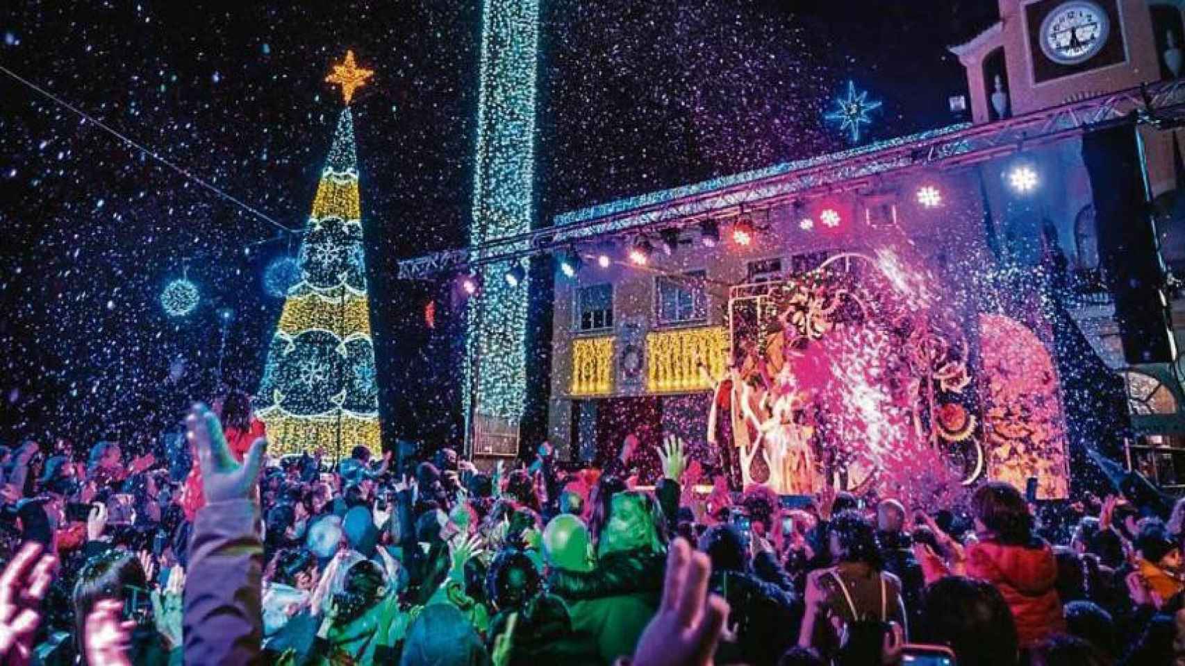 El encendido de las luces colomenses en años anteriores con la nieve cayendo sobre los espectadores