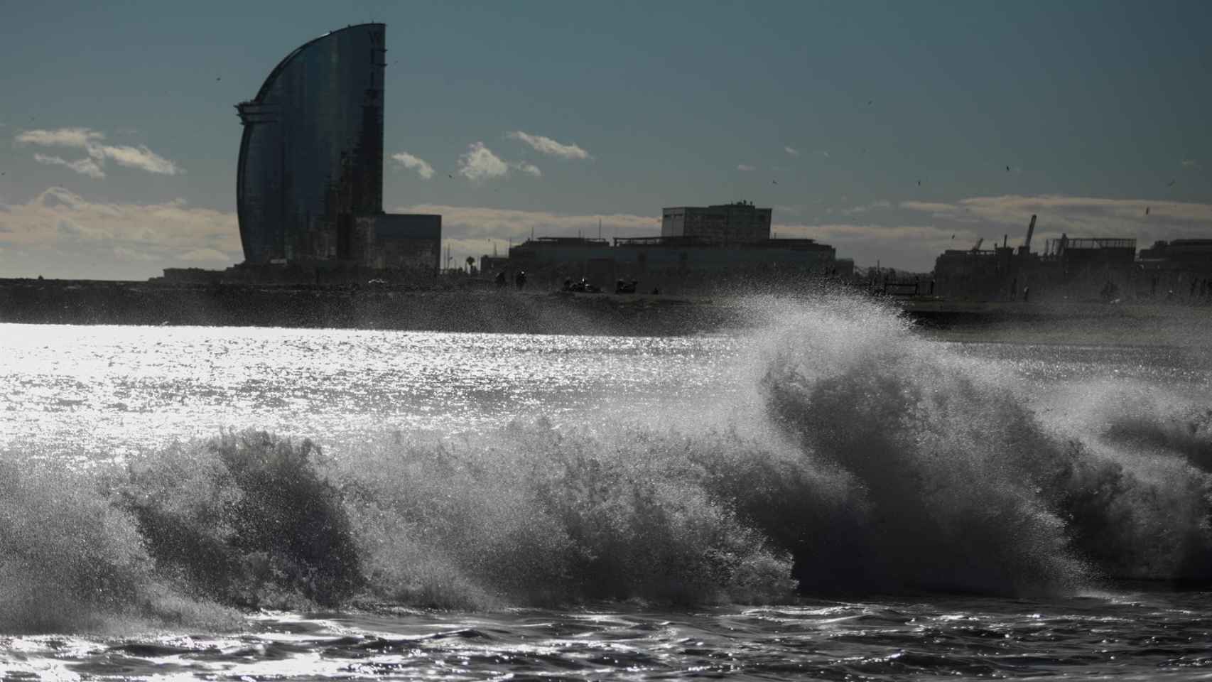 Vista del oleaje en la playa de la Barceloneta