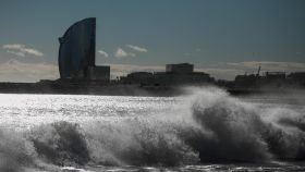 Vista del oleaje en la playa de la Barceloneta