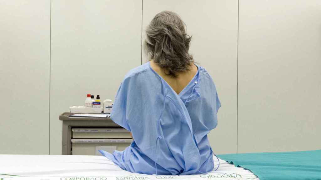 Una mujer espera a ser atendida en el Hospital Clínic, referente en agresiones sexuales en Barcelona