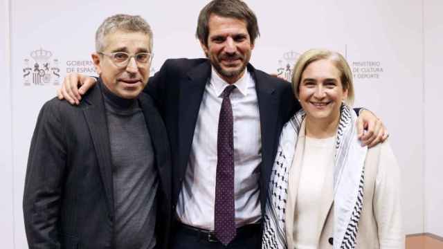Ada Colau con su nuevo look junto al exconcejal Jordi Martí y el Ministro de Cultura, Ernest Urtasun