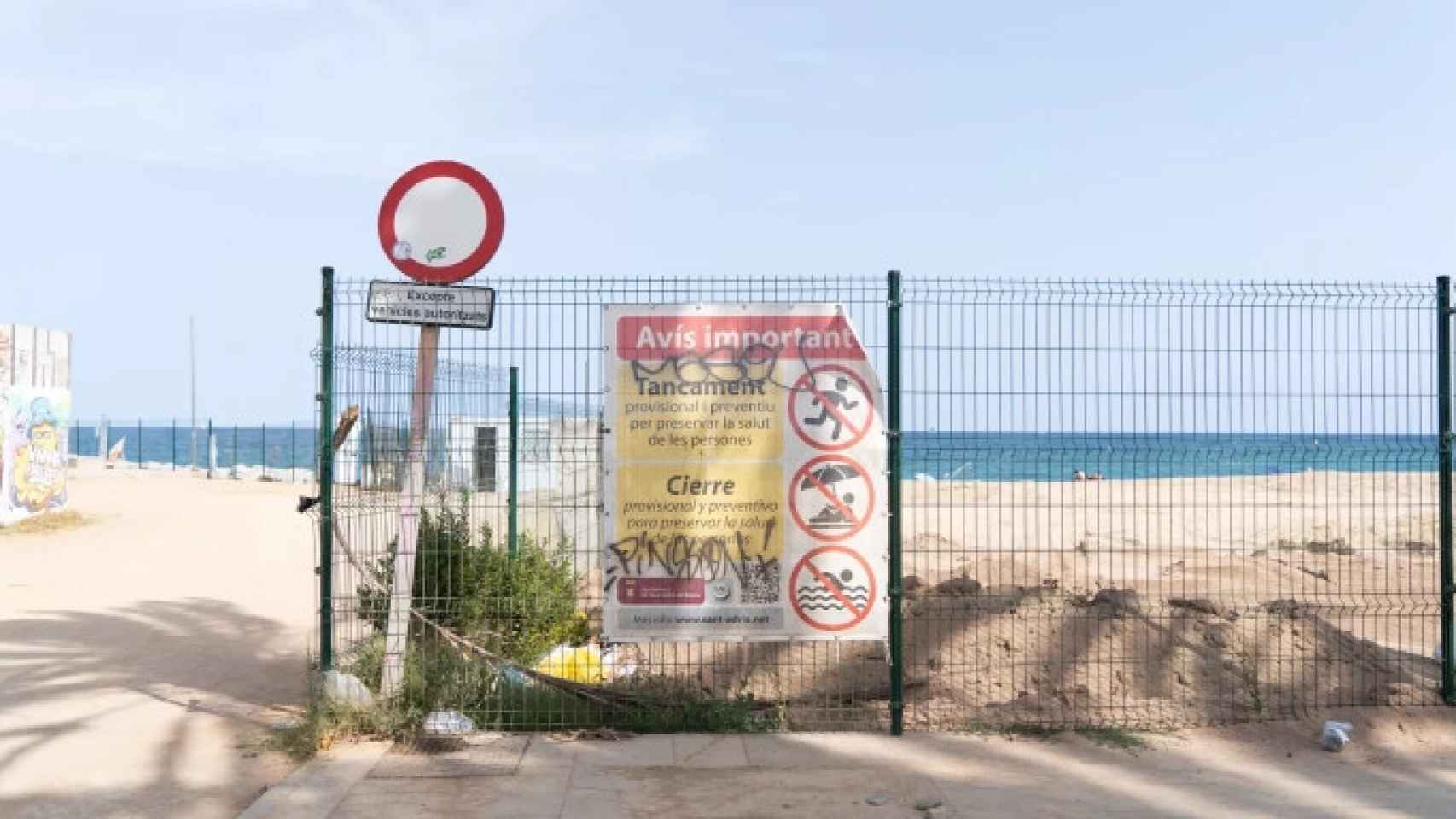 La playa contaminada de Sant Adrià