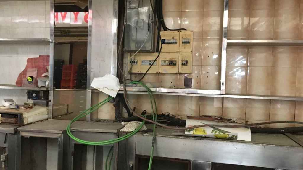 Cuadro eléctrico en mal estado en una parada abandonada