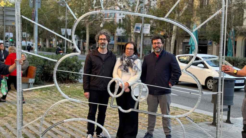 La concejal Raquel Gil, junto con los ganadores del concurso, en la presentación de las luces del paseo de Sant Joan