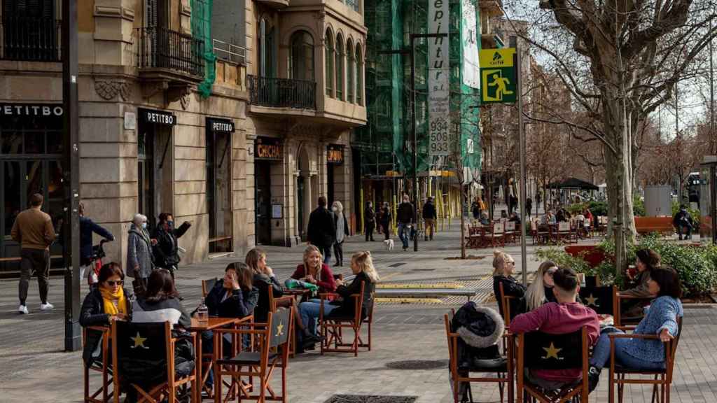 Barceloneses en la terraza de un restaurante en una imagen de archivo