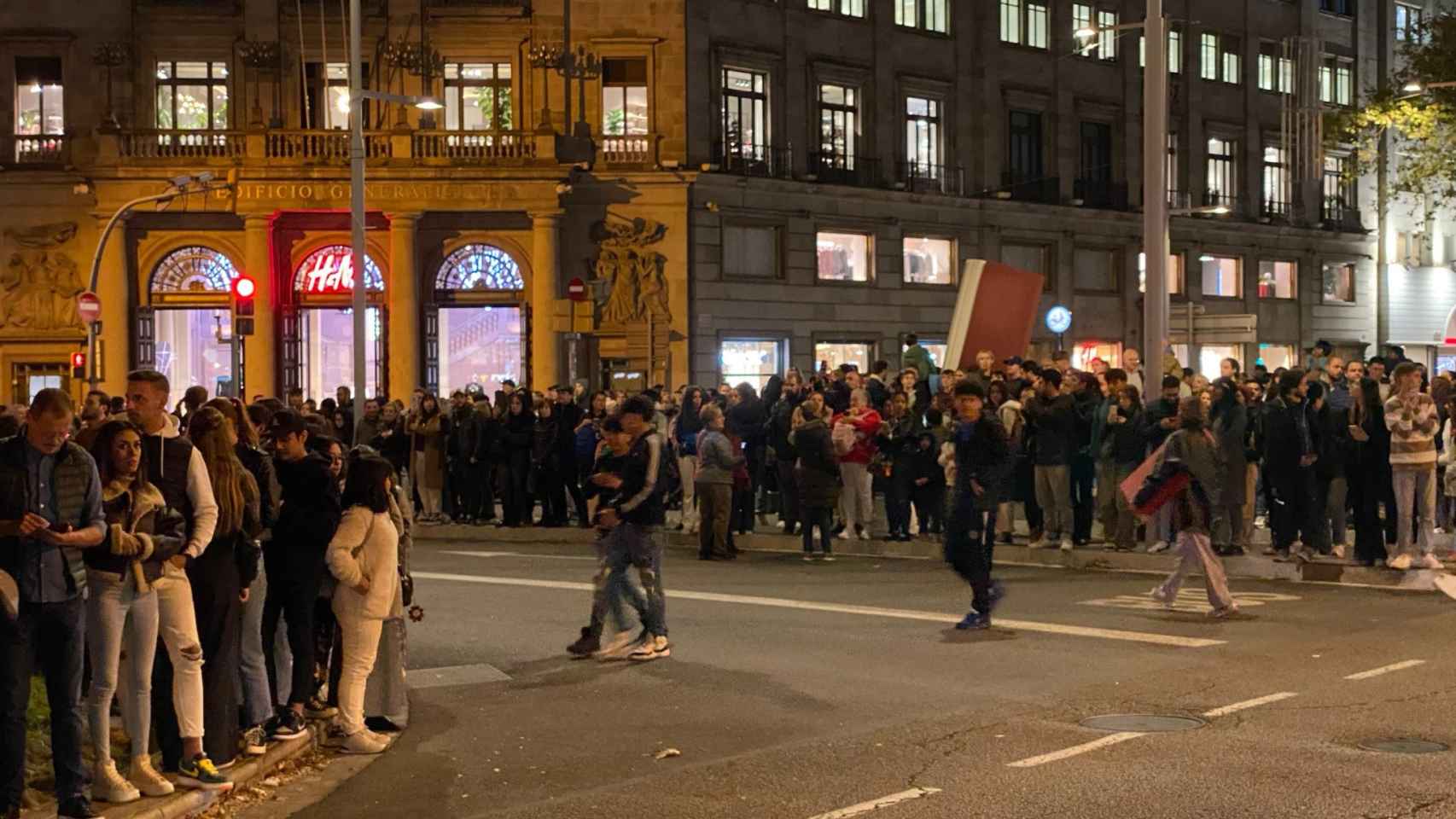 Asistentes esperan el encendido de luces en Barcelona