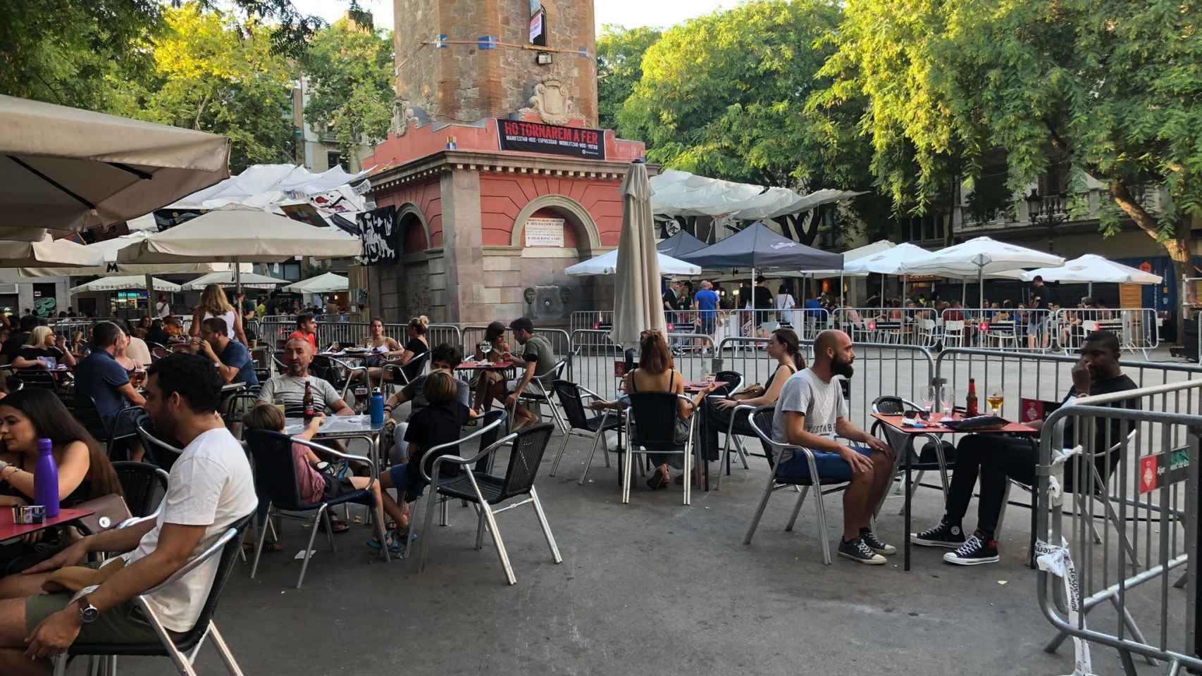 Clientes en unas terrazas de Gràcia