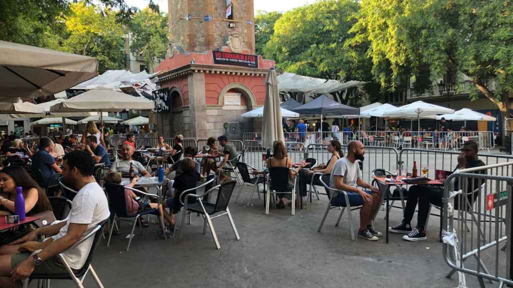 Clientes en unas terrazas de Gràcia