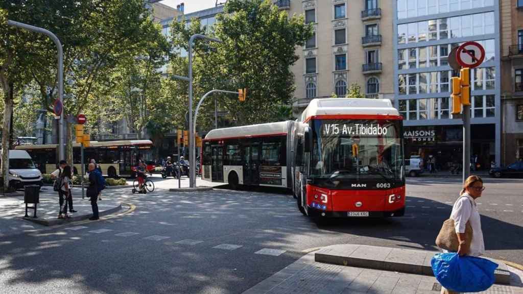 Bus V15 en el giro de avenida Diagonal y Via Augusta