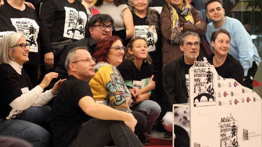 Foto de familia de varios socios del Arxiu historic Nou Barris celebrando el 40 aniversario, este jueves en Barcelona