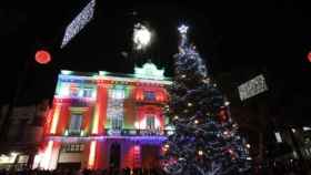 El árbol de la plaza del Ayuntamiento de L'Hospitalet iluminado en años anteriores