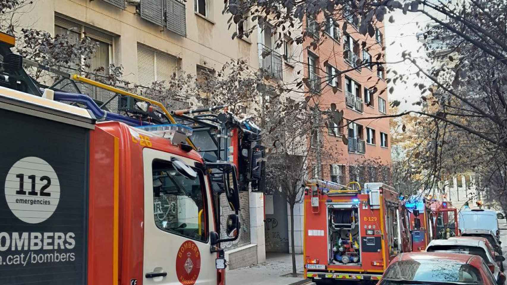Los bomberos en la calle de Trajà de Montjuïc donde se ha originado el incendio
