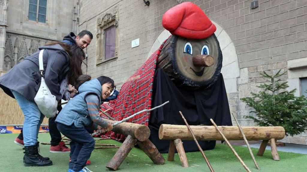 El ‘tió’ gigante de Barcelona, en la plaza de Sant Jaume