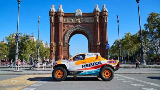 El coche del Dakar del piloto Isidre Esteve por Barcelona