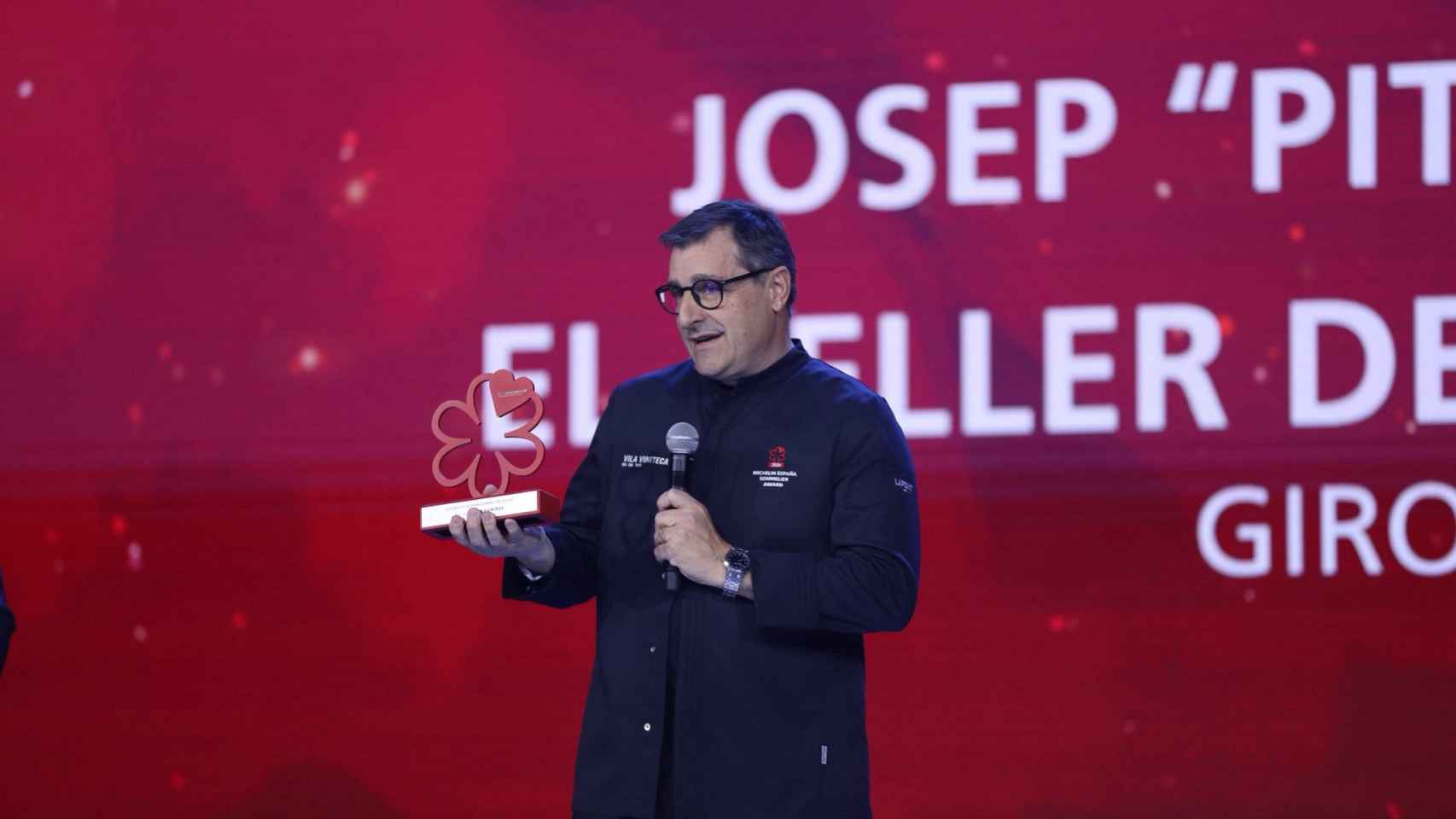 Josep Roca, de El Celler de Can Roca*** (Girona), recogiendo el premio al Mejor Sommelier de España