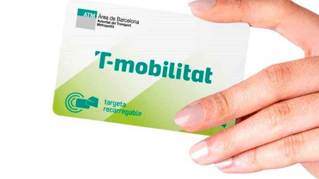 La tarjeta de cartón de la T-Mobilitat en una imagen de archivo