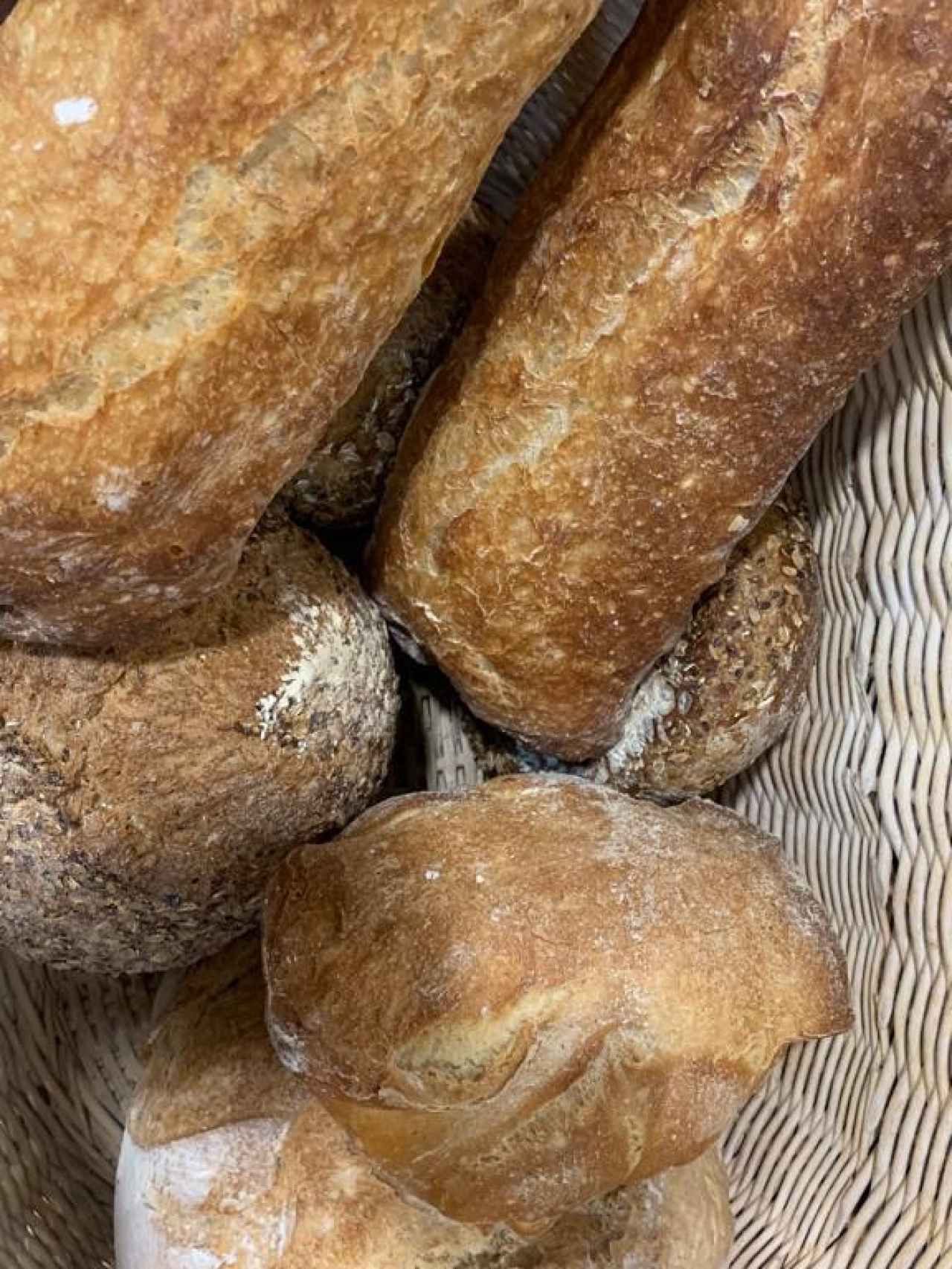 Diferentes tipo de panes en una cesta