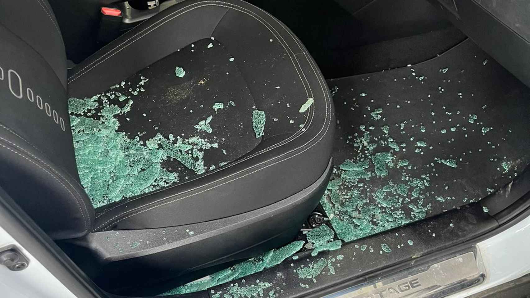 El interior de uno de los coches asaltados en Canyadó