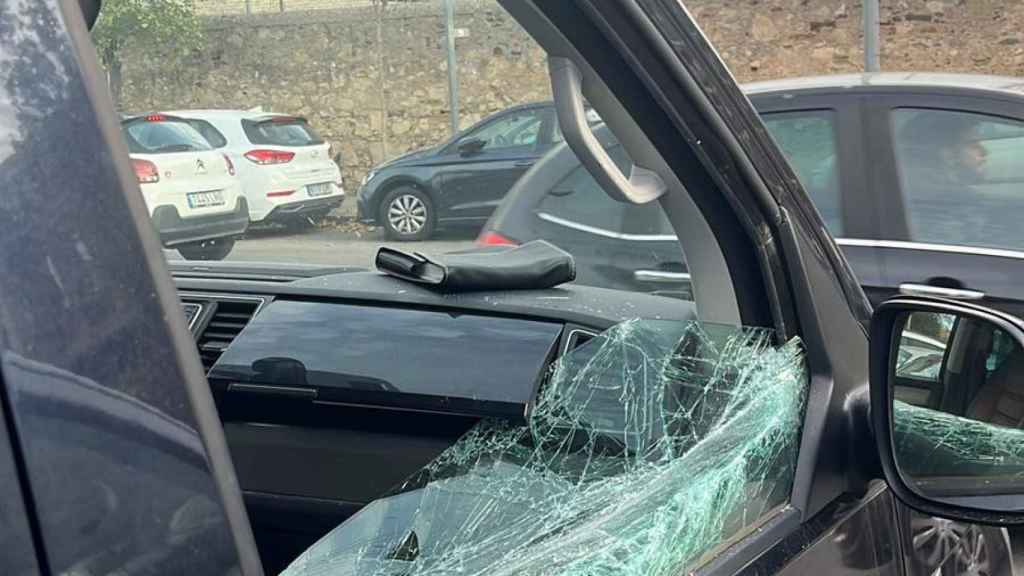 El cristal de uno de los coches reventados en Canyadó