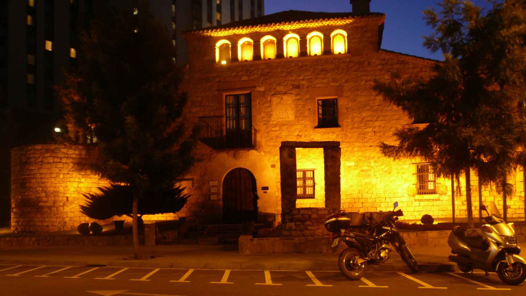 Imagen nocturna de Torre Rodona