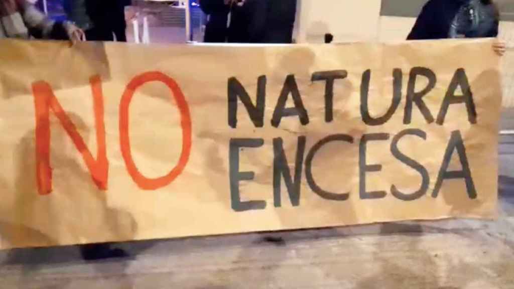 Pancarta contra 'Natura Encesa'