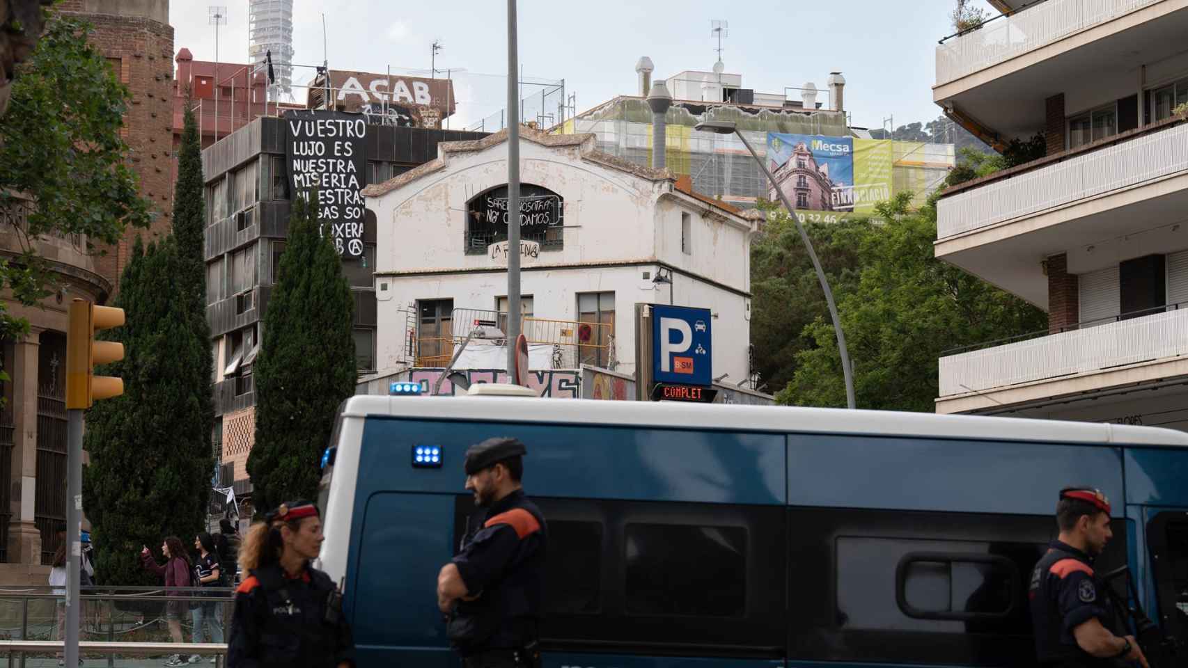 Mossos d'Esquadra vigilan uno de los edificios de la plaza de la Bonanova
