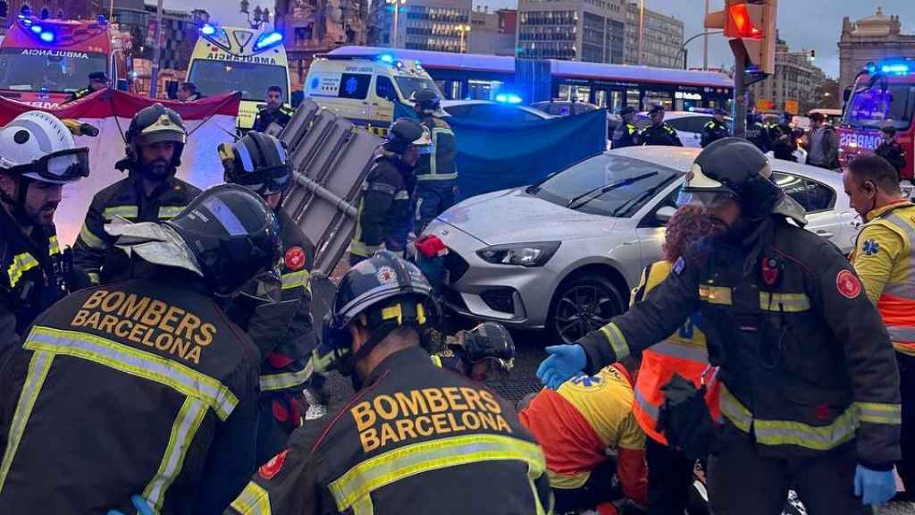 Dotaciones de bomberos y ambulancias atienden a los heridos en la plaza Espanya tras el atropello
