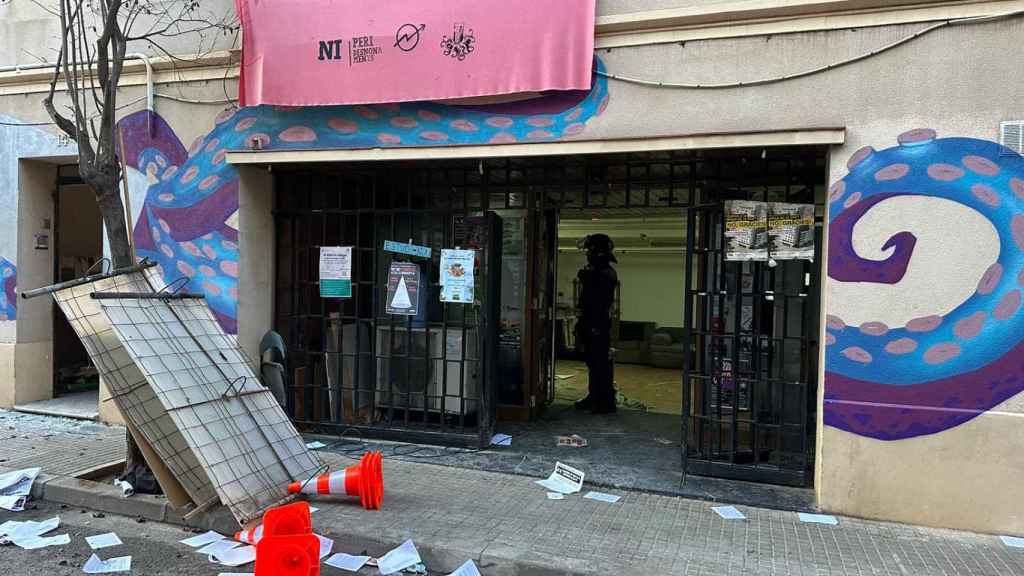 Los mossos en la calle Pedró de Santa Coloma