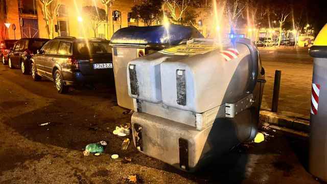 El contenedor volcado en una pelea en Badalona