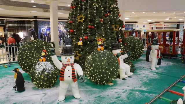 Decoración navideña del interior del centro comercial Ànecblau