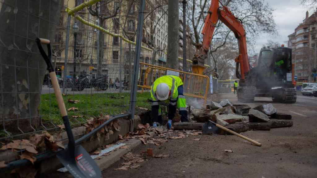 Un operario trabaja en las obras de unión del tranvía por la Diagonal