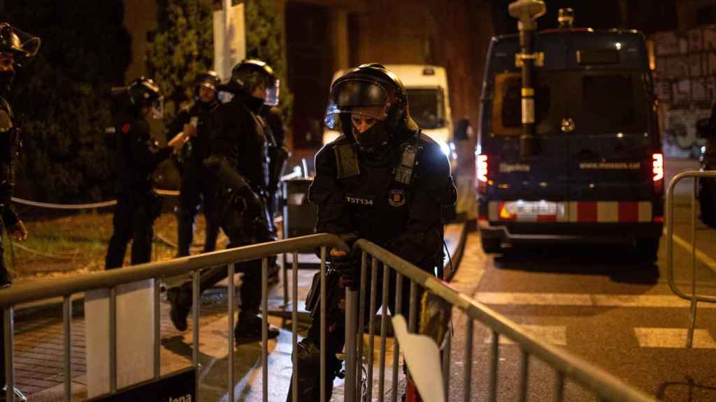 Los Mossos d'Esquadra en las inmediaciones de los edificios okupados de La Ruïna y El Kubo