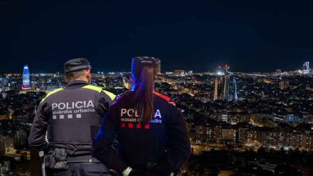 Fotomontaje de un agente de la Guardia Urbana de Barcelona y de los Mossos d'Esquadra