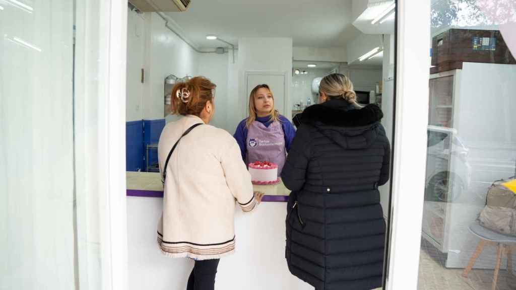 Gisela atendiendo a dos clientas en su local de Sant Adrià