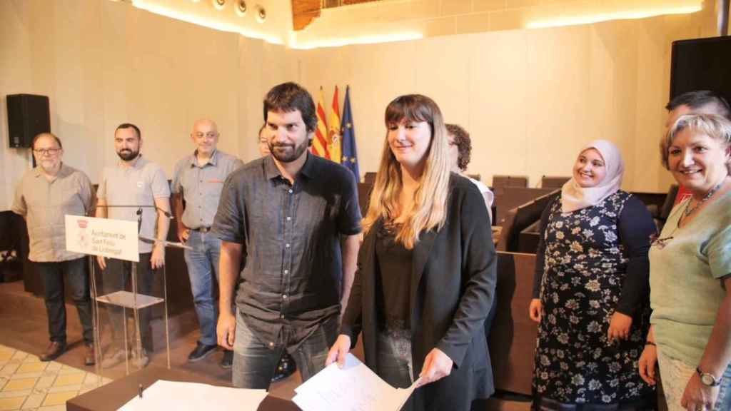 Oriol Bossa (ERC) y Lídia Muñoz (Sant Feliu en Comú Podem) escenifican el pacto de gobierno del mandato anterior