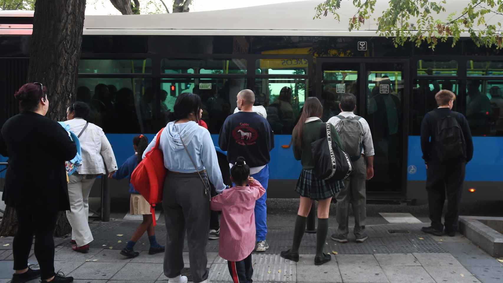 Varias personas delante de un bus en Barcelona
