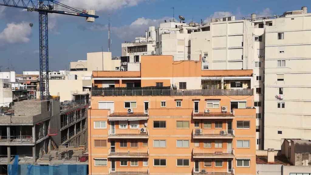 Una construcción junto a un bloque de pisos en Barcelona