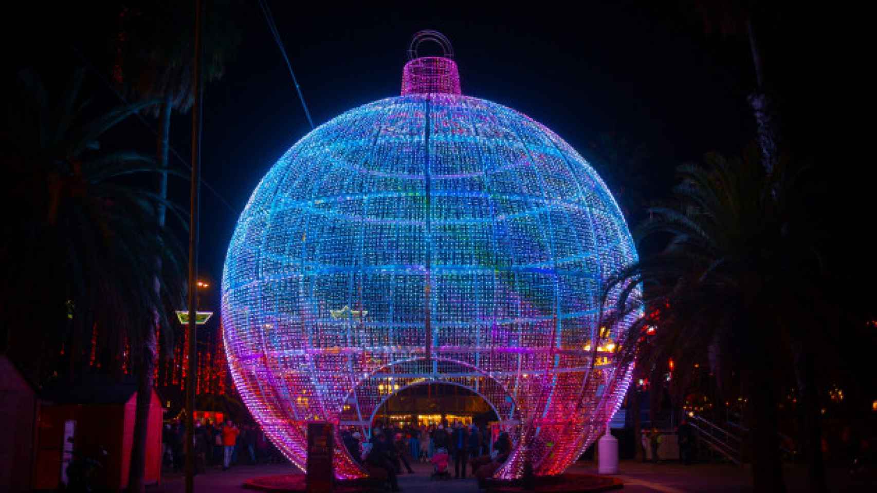 Bola gigante iluminada en la feria de Navidad del Port de Barcelona