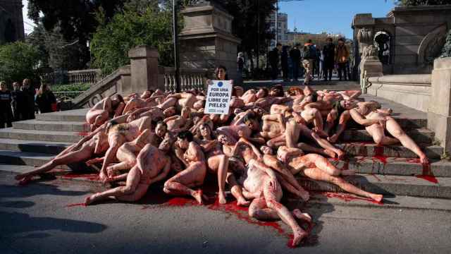 Unos 50 activistas se desnudan contra la industria peletera en Barcelona