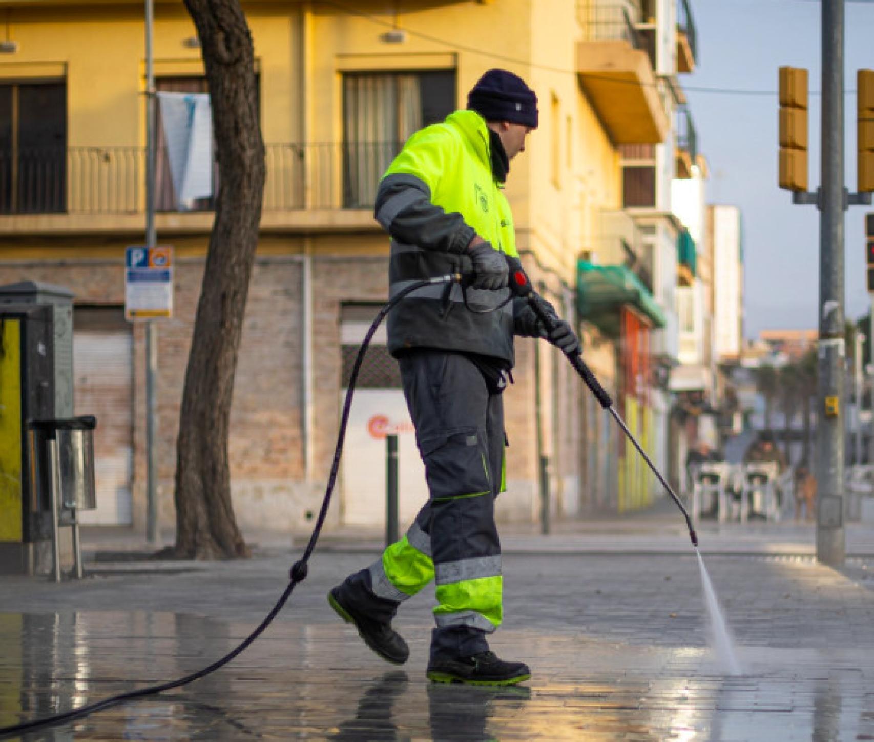 Un operario de la limpieza de Castelldefels