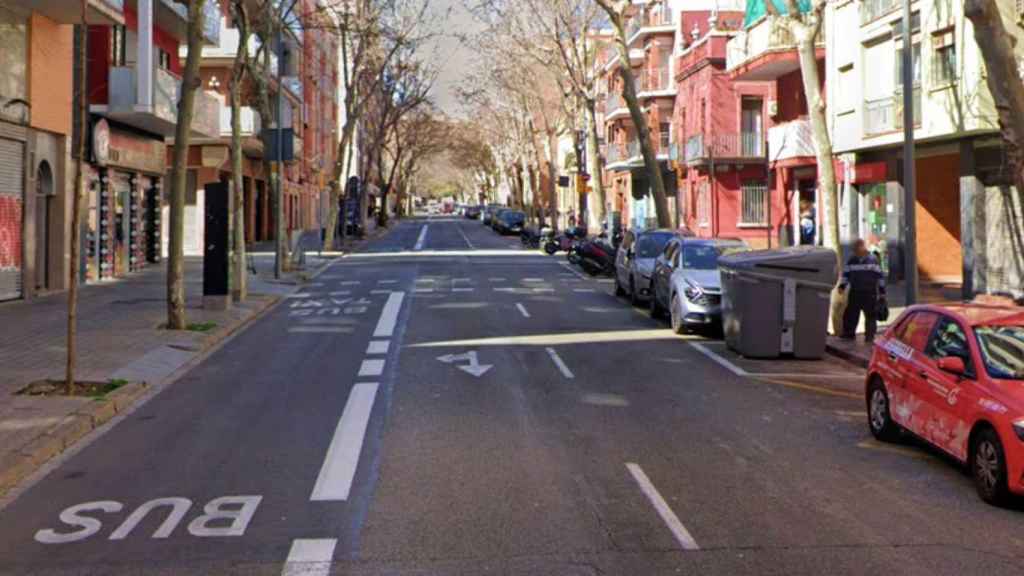 Vehículos estacionados en la calle de Escòcia