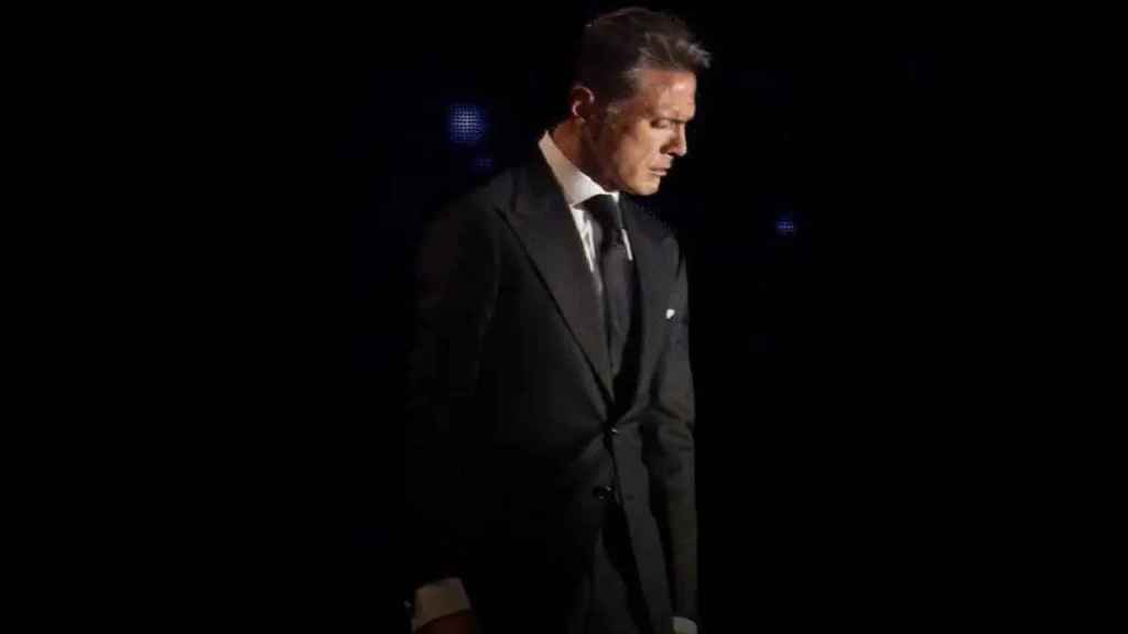 Imagen de Luis Miguel con traje en uno de sus conciertos