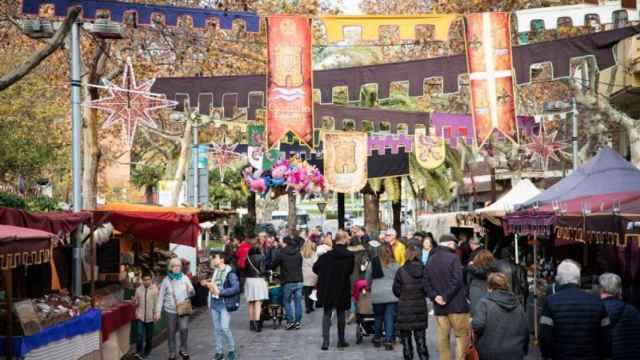 Gente paseando por las calles de Castelldefels durante la Feria Medieval