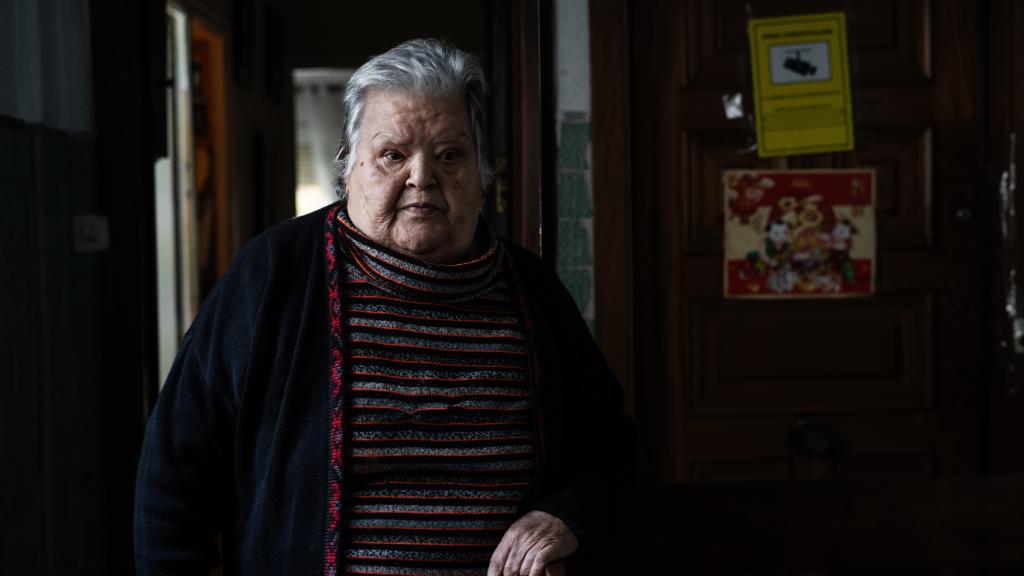 El tormento de Paquita, una anciana de 97 años que vive en un cuarto sin ascensor en Badalona