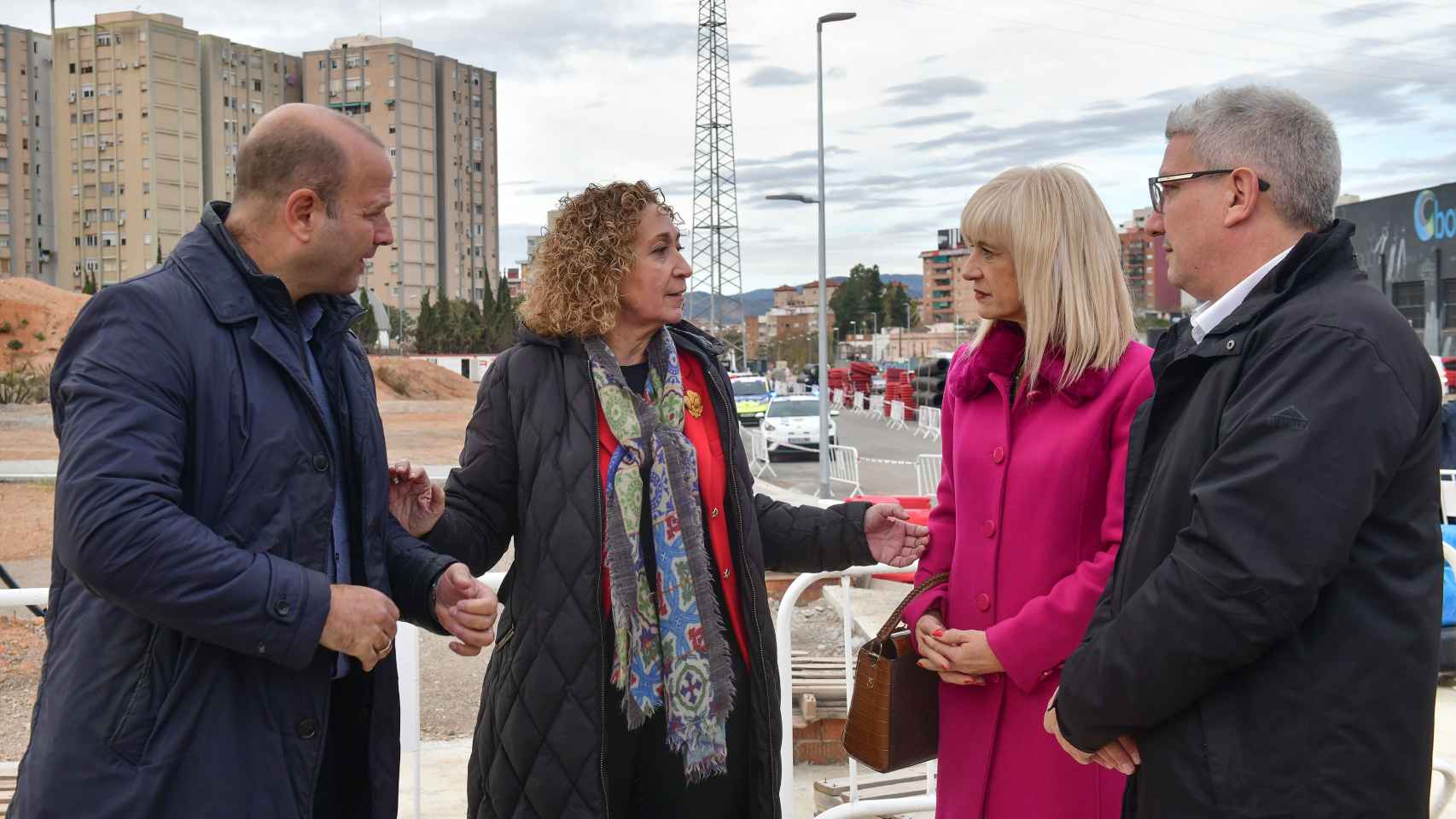 La consejera de Territori de la Generalitat, Ester Capella, junto a la alcaldesa de Esplugues, Pilar Díaz, y el primer teniente de alcalde, Eduard Sanz