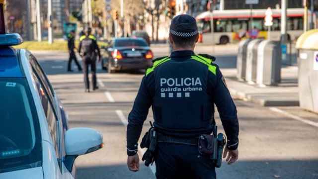Imagen de dos agentes de la Guardia Urbana de Barcelona