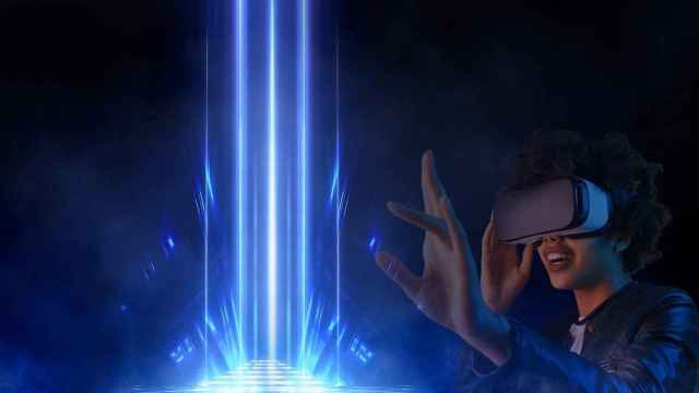 Imagen archivo de una mujer con gafas de realidad virtual