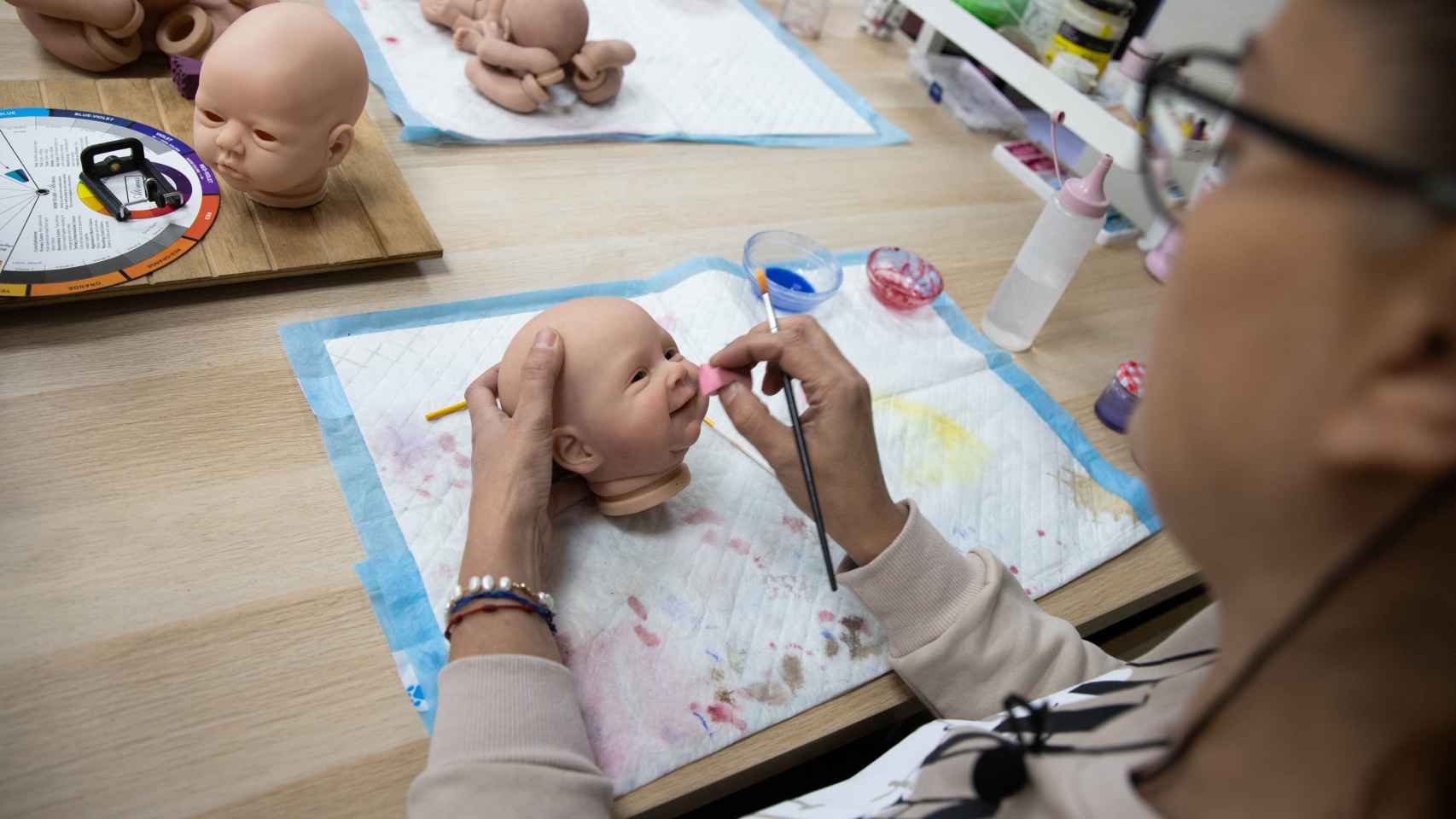Tamara pinta uno de los bebés reborn en el que trabaja