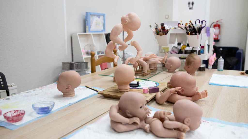 Algunos de los bebés reborn de Tamara, en creación